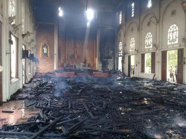 Cháy lớn ở nhà thờ Thọ Vực xã Hà Linh, Hà Tỉnh